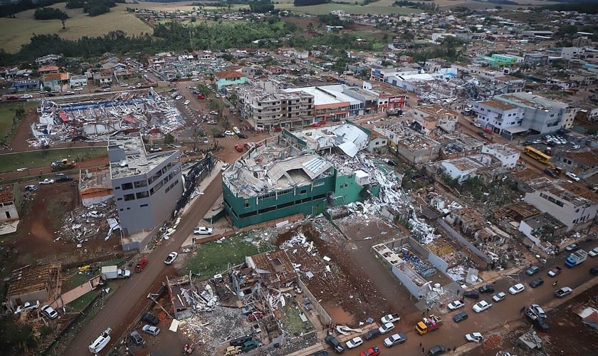 Vista aérea da destruição causada pelo tornado em Rio Bonito do Iguaçu. (Foto: Governo do Paraná / Wikipedia)