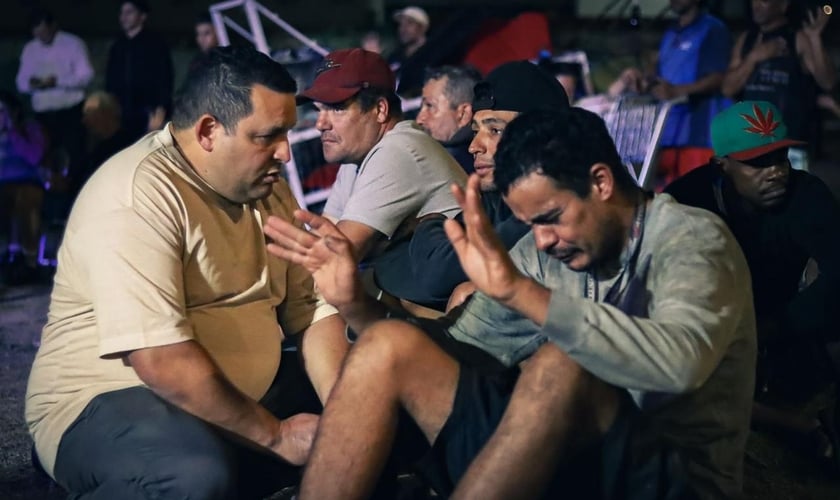 A missão “Sul, Missões e Graça” está pregando o Evangelho aos sem-teto. (Foto: Divulgação/SMG).
