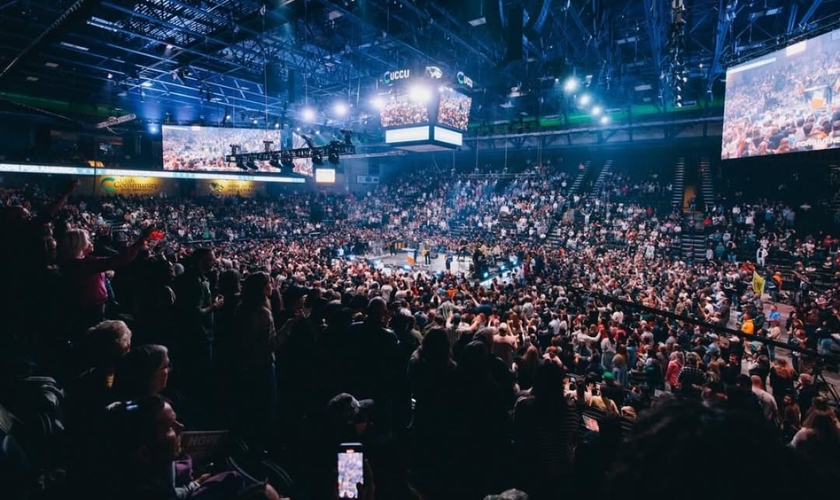 Uma multidão se reuniu para ouvir o Evangelho na Utah Valley University. (Foto: Instagram/Greg Laurie).
