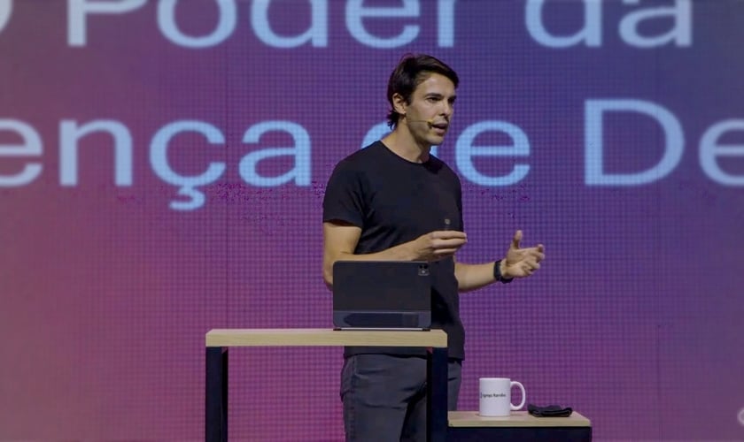 Kaká ministrou na Igreja Família. (Foto: Reprodução/YouTube/Igreja Família Online).