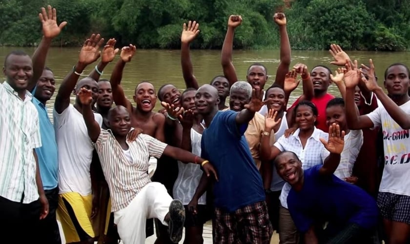 Ex-militantes que foram batizados pela JOCUM na Nigéria. (Foto: YWAM).