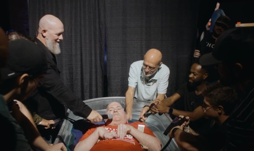 Joe Kriel foi batizado pouco antes de falecer. (Foto: Reprodução/YouTube/The Church of Eleven22).