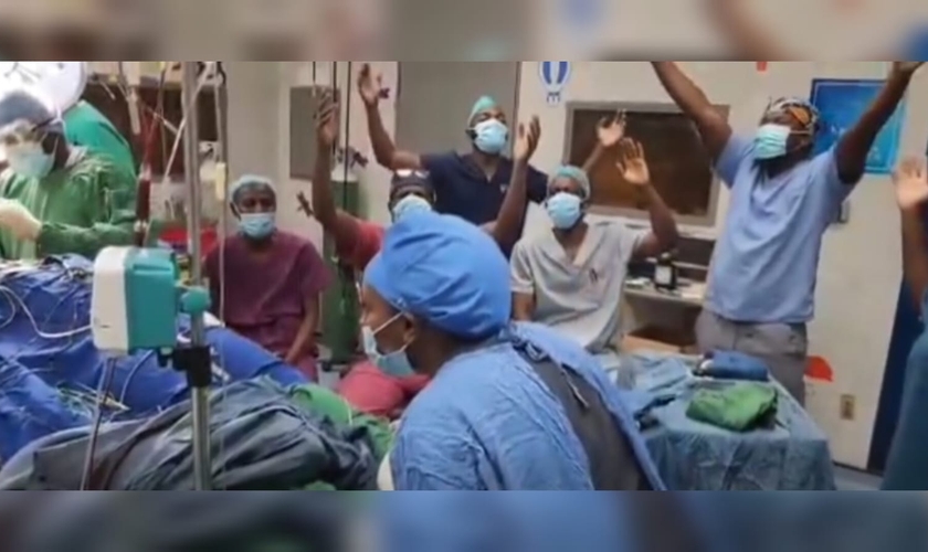 Médicos e enfermeiros louvaram em gratidão ao Senhor. (Foto: Reprodução/Facebook/Kachinga Sichizya).