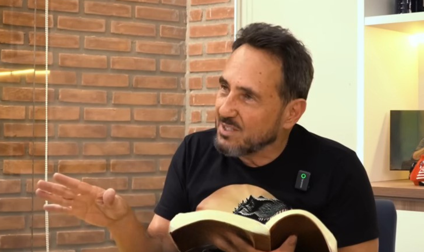 Marcos Eberlin durante participação no podcast onde defendeu a leitura literal de Gênesis. (Captura de tela/YouTube/Marcos Eberlin)