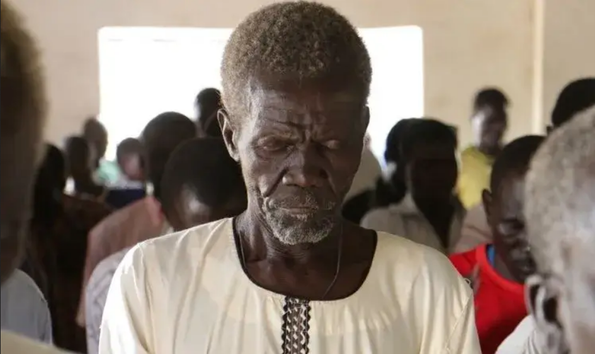 Cristão sudanês em oração. (Foto: Portas Abertas)
