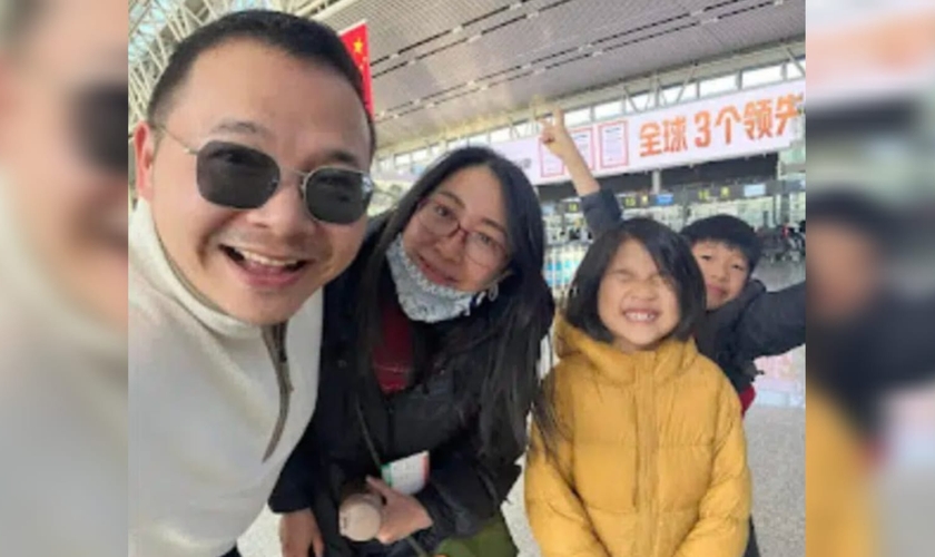 A família do pastor Wang Lin. (Foto: China Aid).