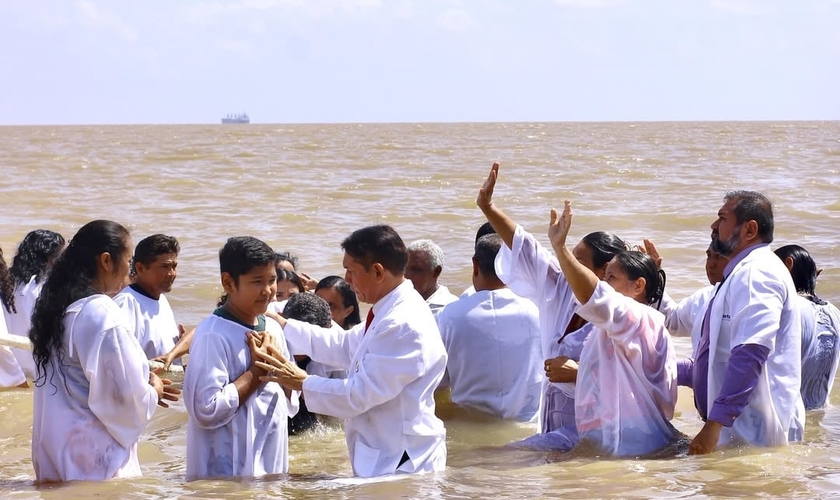 O batismo reuniu novos convertidos de diversas igrejas em Macapá. (Foto: Instagram/Prefeitura de Macapá).