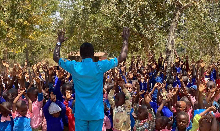 Crianças ouvem o Evangelho em escola no Quênia. (Foto: CfaN)