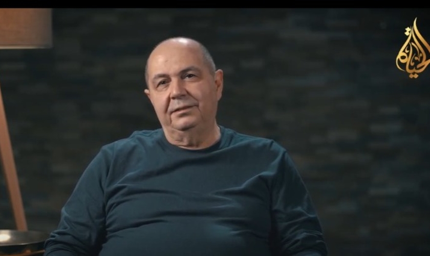 Harun Ibrahim fundou um canal de TV para evangelizar países árabes. (Foto: Reprodução/YouTube/CBN News).