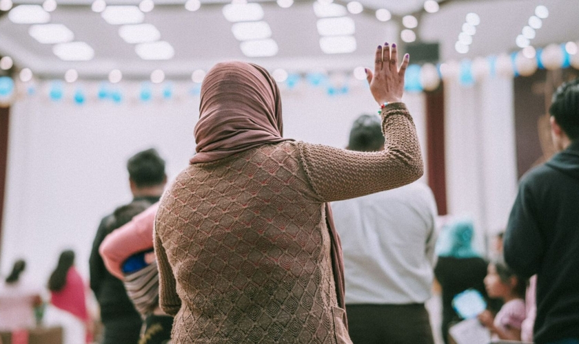 Lupita se rendeu a Jesus e ora pela conversão do esposo. (Foto: Reprodução/Global Christian Relief)