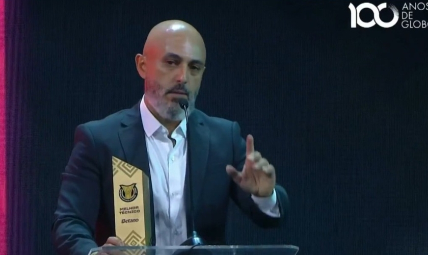 O treinador do Mirassol deu glória a Cristo pelo prêmio. (Foto: Reprodução/Instagram/Globo Esporte).