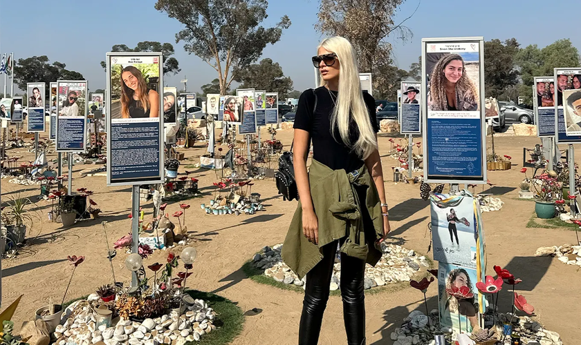 Miriam Mattova visita um memorial no local do festival de música Nova, em novembro de 2025. (Foto: Miriam Mattova)