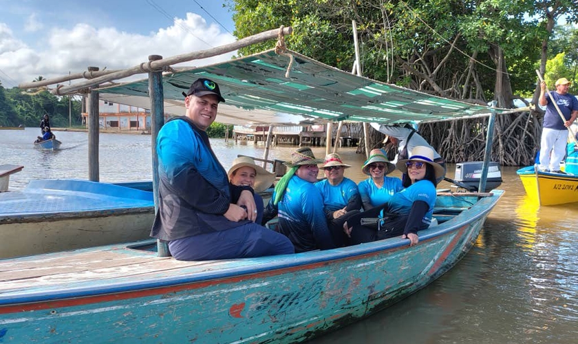 Integrantes do Ministério de Acompanhamento seguem em pequenos barcos para levar assistência a comunidades ribeirinhas do país. (Foto: Consejo Evangélico de Venezuela)