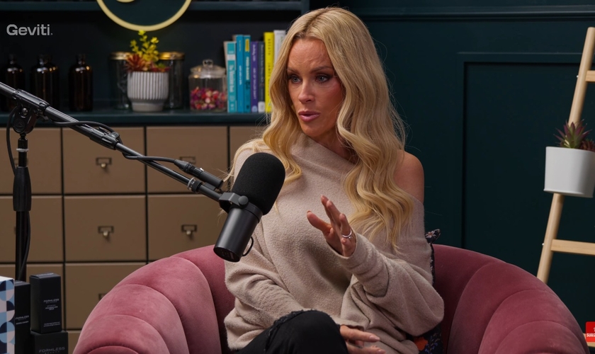 Jenny McCarthy revelou que passou por um despertar após a tragédia. (Foto: Reprodução/YouTube/Culture Apothecary).