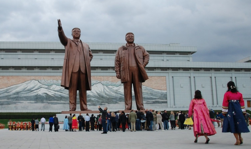 Na Coreia do Norte, a família regente é vista como divindade e exige adoração. (Foto: Portas Abertas)