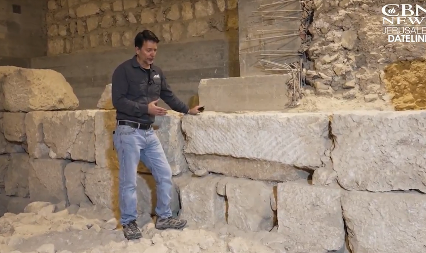 O arqueólogo Amit Re'em no local. (Foto: Reprodução/CBN News)