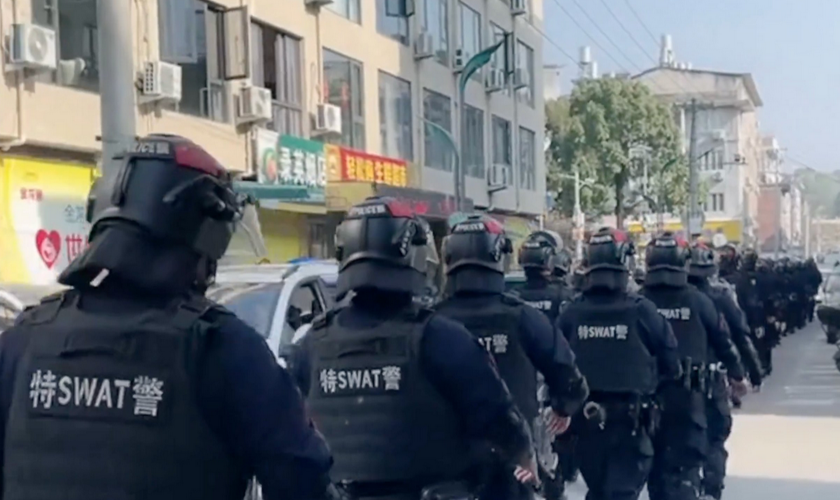 Unidades especiais da SWAT enviados a Yayang para prender cristãos. (Captura de tela/ChinaAid)