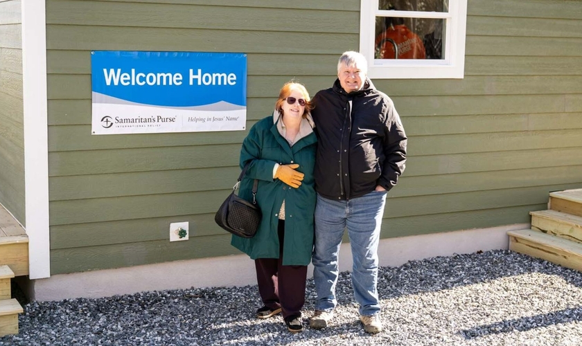 Scott e Meta em frente à nova casa. (Foto: Reprodução/Samaritan's Purse)