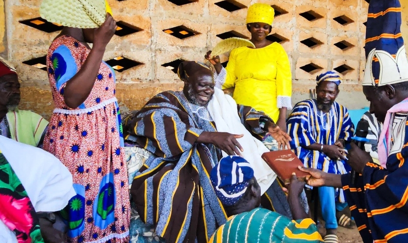 O povo Komba recebeu a Bíblia completa em sua língua. (Foto: Facebook/Lutheran Bible Translators).