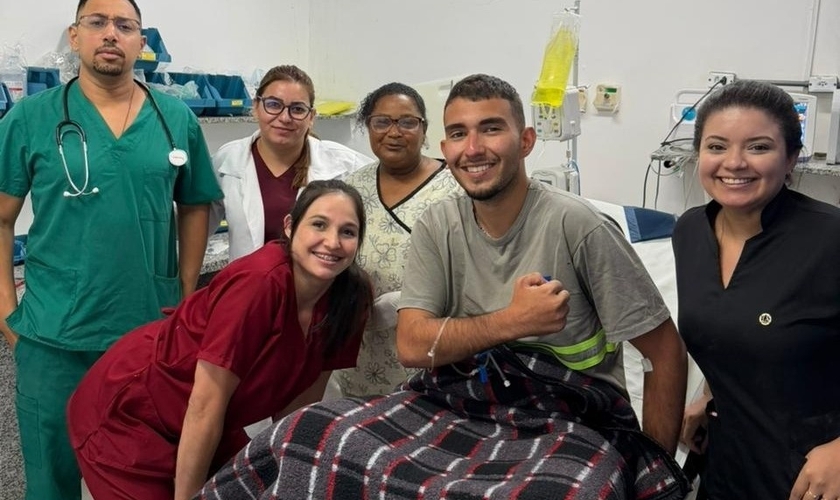 Roberto Farias Tomaz junto com equipe médica do Hospital Municipal de Antonina. (Foto: Sesa‑PR)