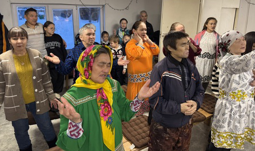 Culto em uma igreja frequentada pelo povo indígena Khanty, da Sibéria Ocidental. (Foto: Divulgação)