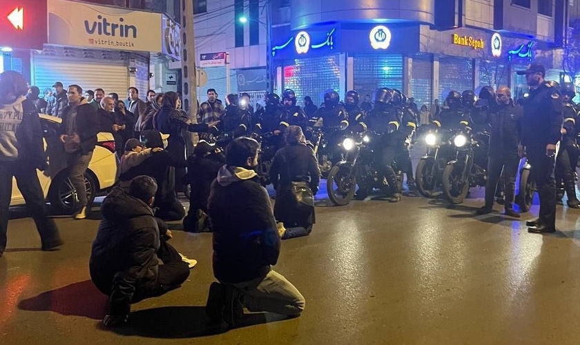 Jovens manifestantes enfrentando as forças paramilitares Basij durante os protestos iranianos em 2 de janeiro de 2026, em Mashhad, Irã. (Foto: Wikimedia)