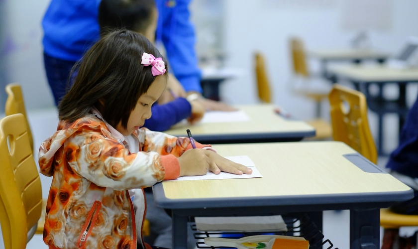 As crianças aprendem desde cedo a venerar os líderes como salvadores da nação. (Foto: Ilustração/Unsplash/Jerry Wang)