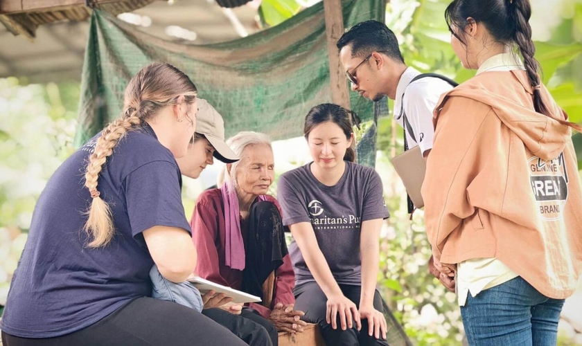 A equipe evangelizando Prum. (Foto: Reprodução/Samaritan’s Purse)