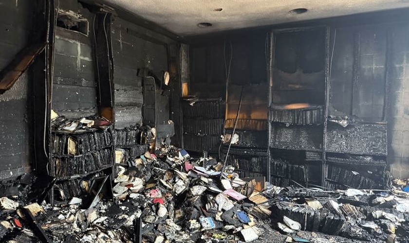 Danos à biblioteca da sinagoga Beth Israel após incêndio em 10 de janeiro de 2026, em Jackson. (Foto: Congregação Beth Israel)