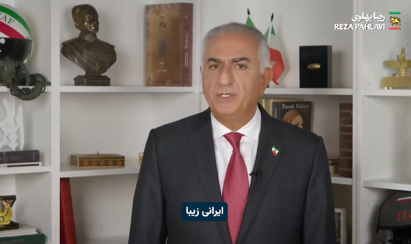 O príncipe herdeiro do Irã, Reza Pahlavi, durante mensagem em vídeo ao povo iraniano. (Captura de tela/X/Reza Pahlavi)
