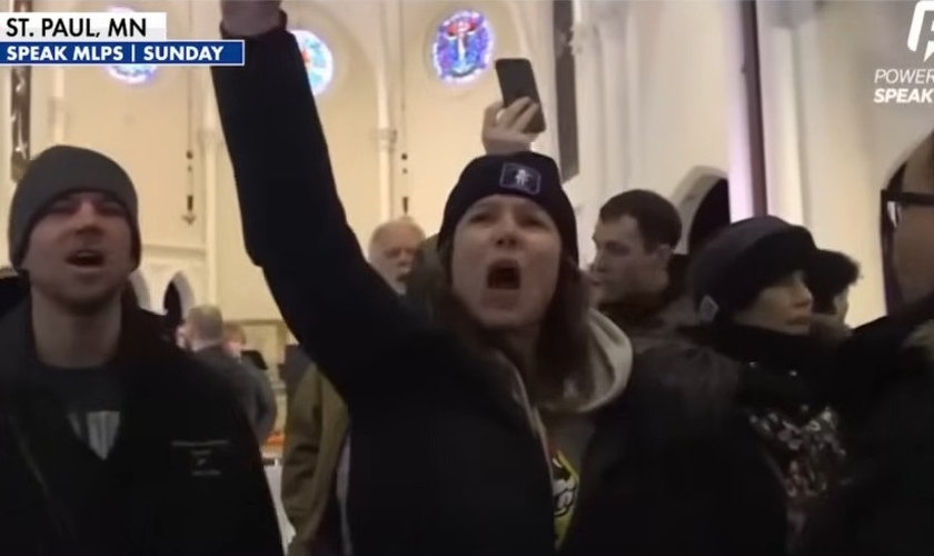 Ativistas anti-ICE interromperam culto na igreja batista de St. Paul, em Minessota. (Captura de tela/YouTube/Fox News)