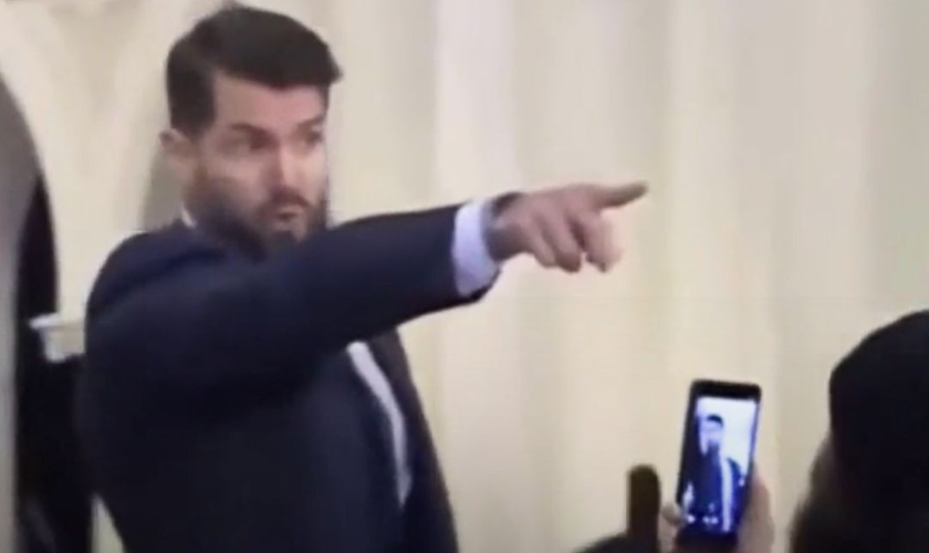 O pastor Jonathan Parnell, da Igreja Cities, diz a manifestantes que a invasão ao local de culto é “uma vergonha”. (Captura de tela/Instagram/Fox News)