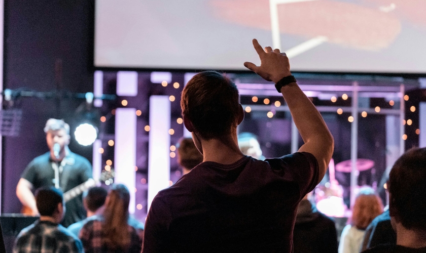 Leitura da Bíblia e participação em igrejas presenciais são apontadas como práticas mais significativas. (Foto: Maranda Vandergriff / Unsplash)