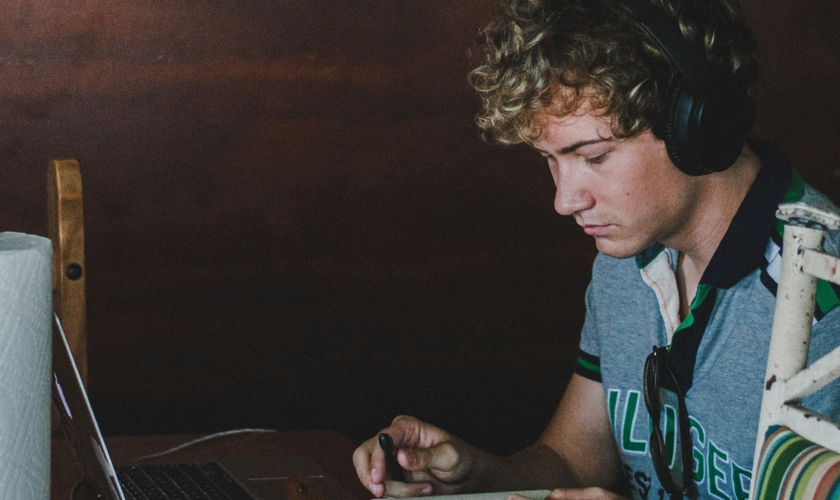 Leitura da Bíblia e participação em igrejas presenciais são apontadas como práticas mais significativas. (Foto: Maranda Vandergriff / Unsplash)