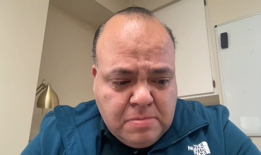 Pastor iraniano Ara Torosian se emociona ao ouvir relato sobre um compatriota morto após repressão violenta do regime. (Captura de tela/YouTube/CBN News)