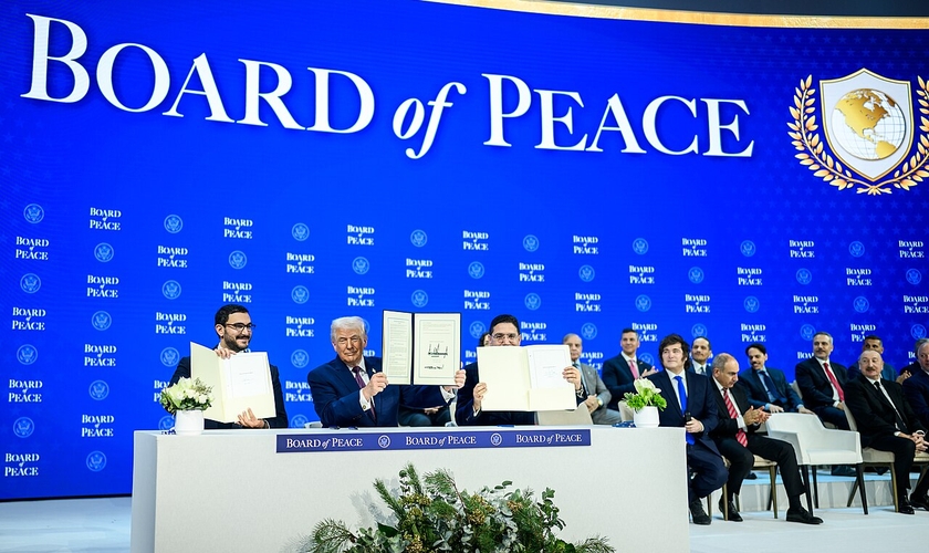 Trump exibe assinatura na Carta do Conselho de Paz no Fórum Econômico Mundial, em 22 de janeiro de 2026. (Foto: Wikiedia)