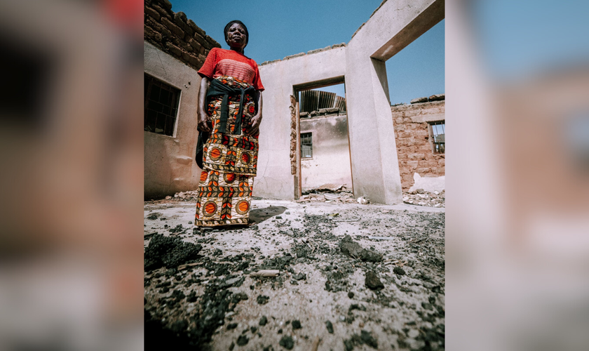 A viúva Tarfusa voltou ao que restou de sua casa destruída por extremistas na Nigéria. (Foto: Global Christian Relief)