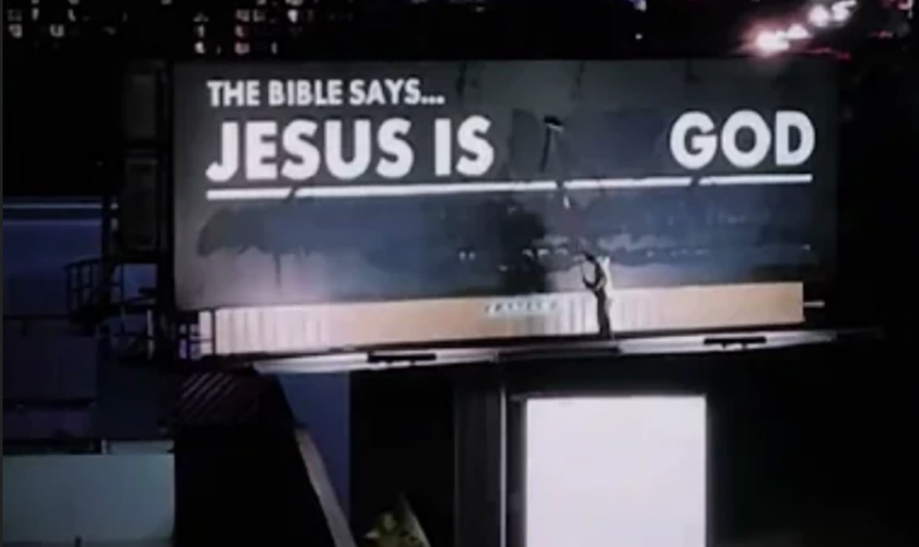 Vídeo mostra homem apagando uma palavra em mensagem de outdoor em Los Angeles. (Captura de tela/Facebook/Christ XXL)