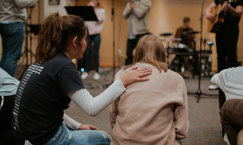 Dados indicam um aumento significativo na frequência à igreja entre os jovens. (Foto ilustrativa: adrianna geo / Unsplash)