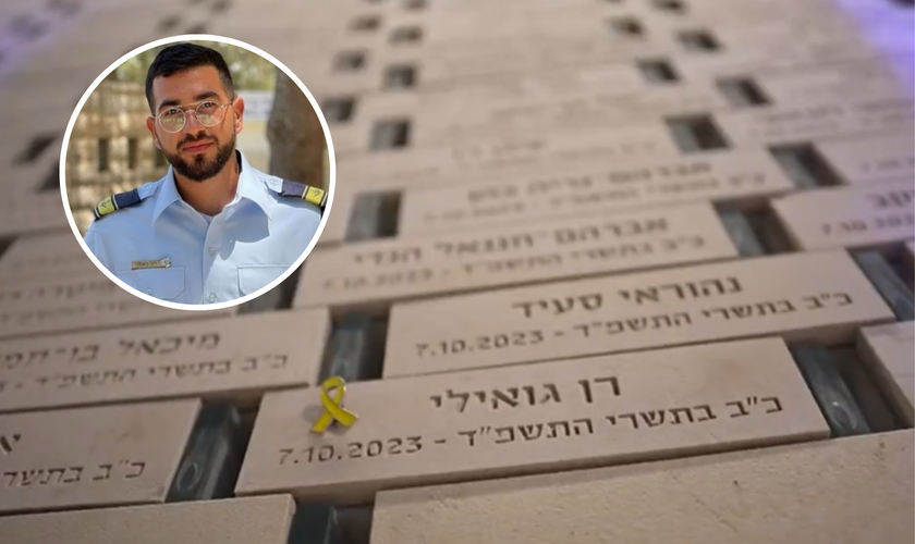 Pin com o laço amarelo, símbolo dos reféns de Gaza, correspondente a Ran Gvili, o último refém a ser devolvido, no painel no National Memorial Hall. (Captura de tela/Vídeo: Ministério da Defesa)