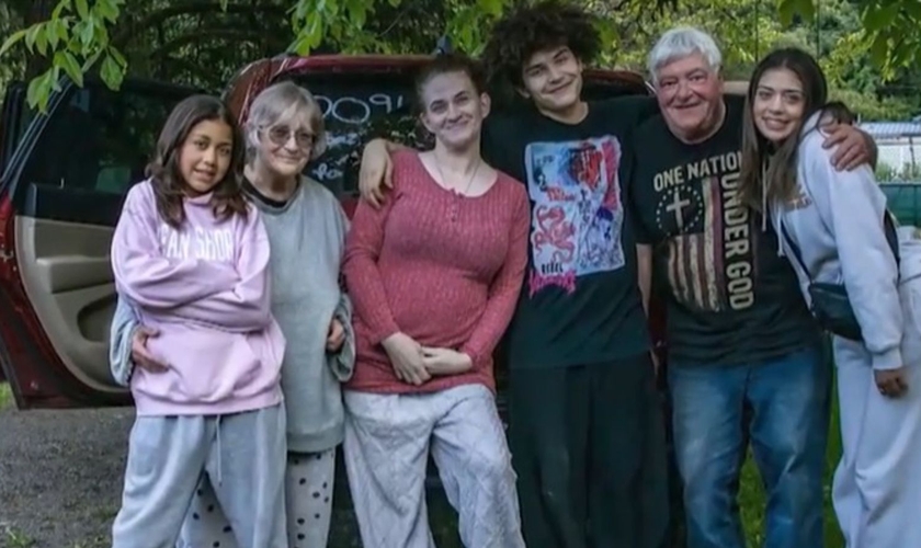 Johann Klaassen e a família. (Foto: Reprodução/CBN News)