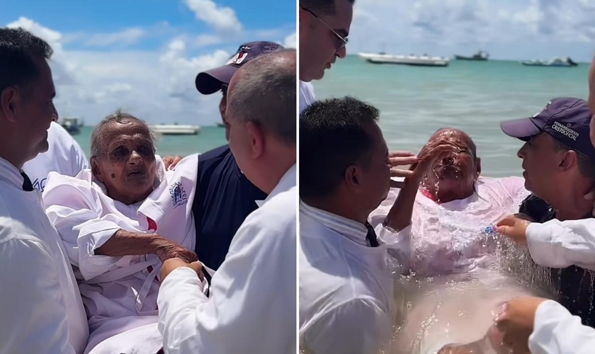 O batismo da idosa. (Foto: Reprodução/Instagram/IEADPE BARREIROS)