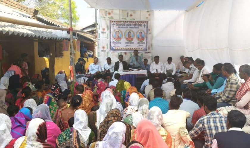 A reunião de oração após o crime. (Foto: Reprodução/Morning Star News)