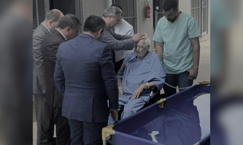 Momento do batismo de um paciente idoso dentro do hospital. (Foto: Instagram/josezerbetto)
