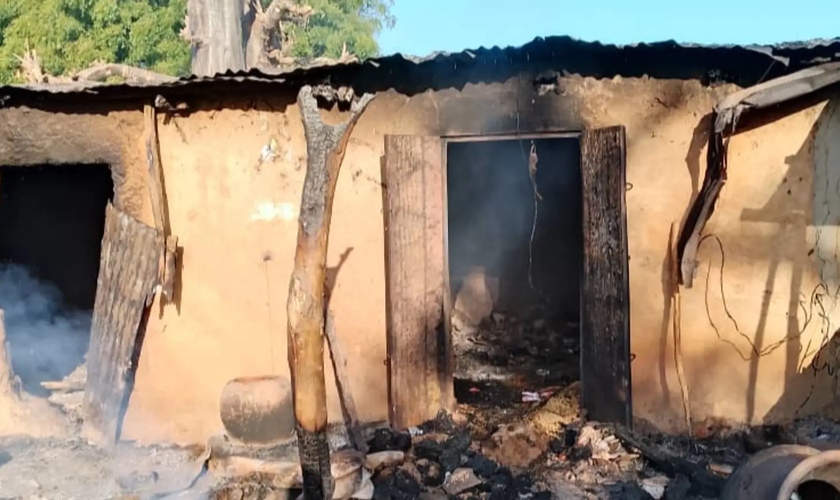 Casa incendiada em ataque na Nigéria. (Foto representativa: Portas Abertas)