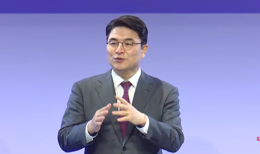 O reverendo Choi Byung-rak foi um dos palestrantes do evento. (Foto: Reprodução/YouTube/갓피플TV)