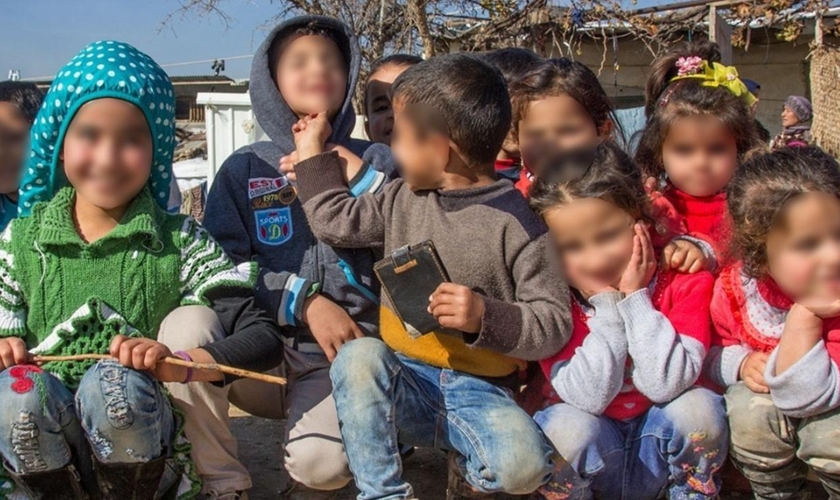 Crianças refugiadas estão conhecendo a esperança de Jesus. (Foto: Reprodução/Facebook/SAT-7)