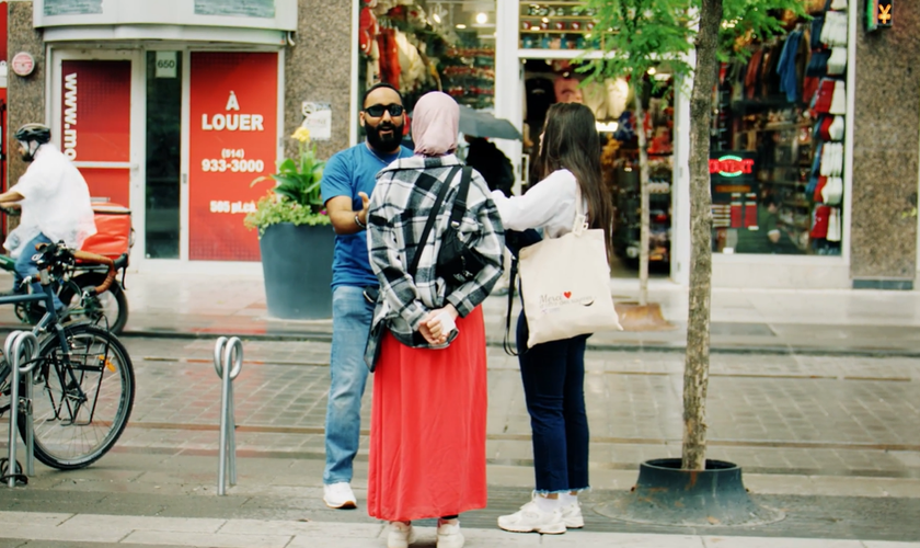 Andrew evangelizando nas ruas. (Foto: Reprodução/YouTube/North American Mission Board)