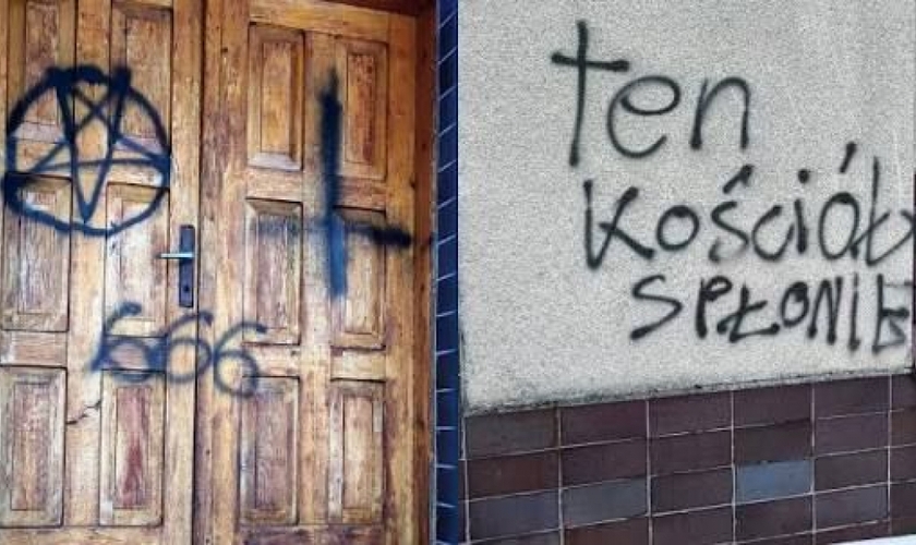 Paredes pichadas em igreja na Polônia. (Foto: OIDAC)