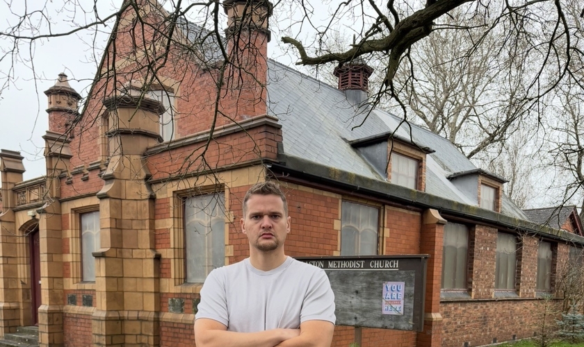 Samuel Leeds em frente a uma igreja metodista. (Foto: X/Samuel Leeds)